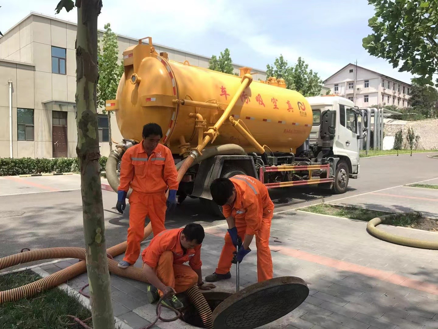 瑞丽管道疏通车停在窨井附近