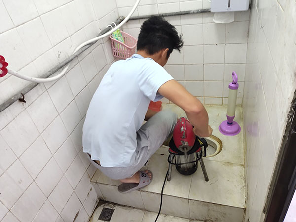 瑞丽管道堵塞冒臭气 专业师傅现场解决问题