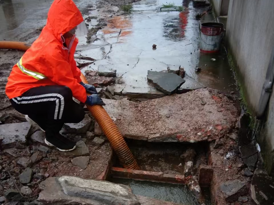 小区化粪池刚清理又堵了,一查监控竟是这些人